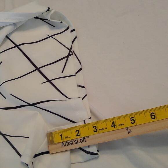 Unbranded white with black lines size small skort. - Picture 7 of 8
